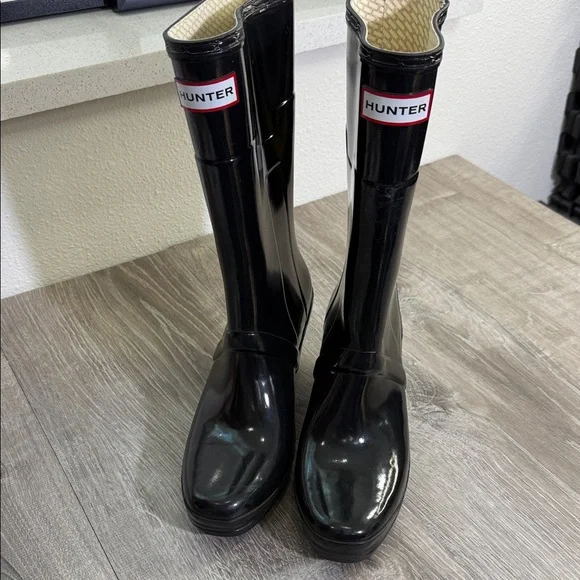 Hunter Women's Shiny Black Rain Boots - Picture 2 of 6